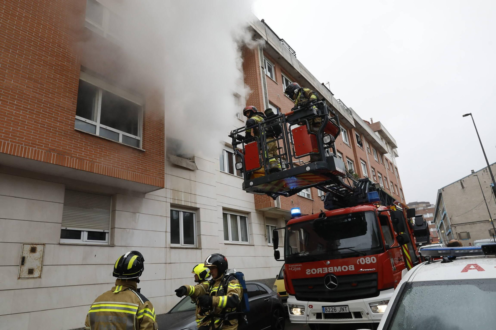 Un incendio en Gijón obliga a desalojar a varios vecinos (en imágenes)