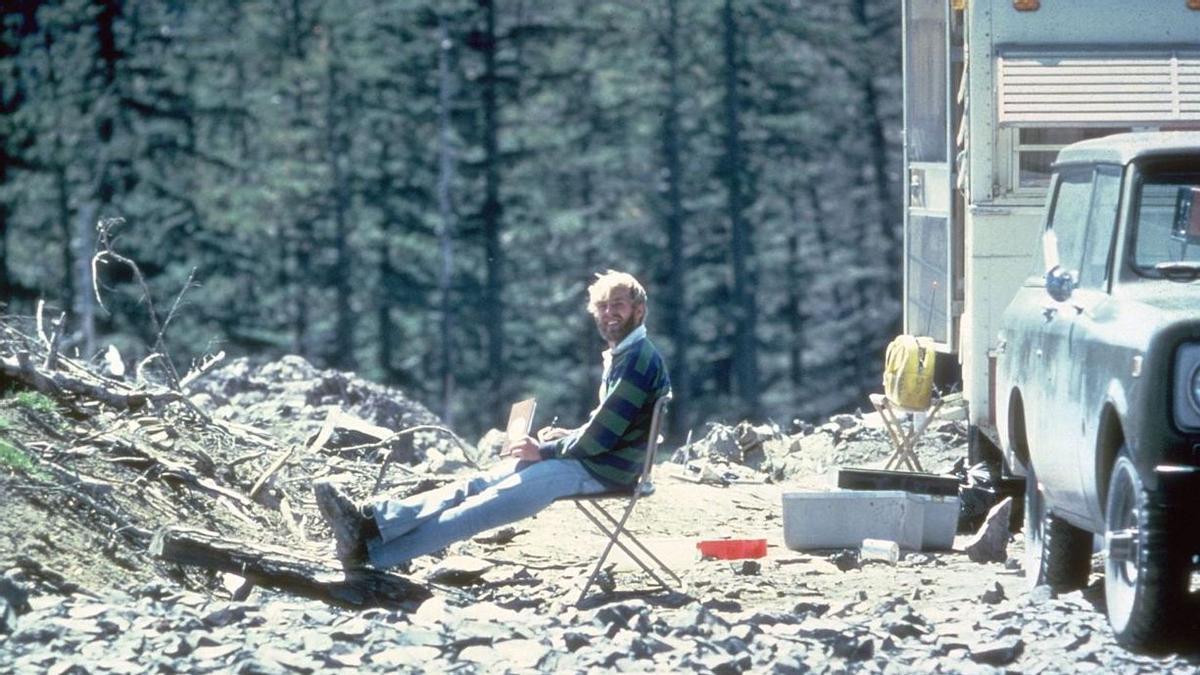 David Johnston, fotografiado por el propio Harry Glicken 13 horas antes de la erupción del volcán Santa Helena y de que el dejara al frente de la misión de observación.