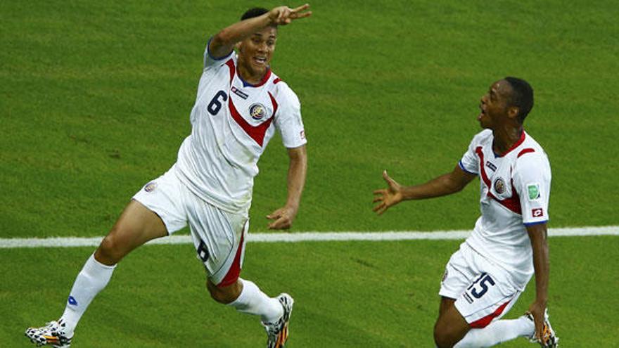 Duarte celebra su gol junto a Junior Díaz