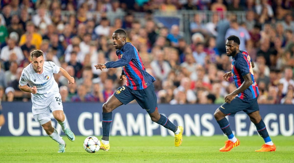 Dembélé se escapa de Bucha, el jugador del Viktoria, en el Camp Nou.