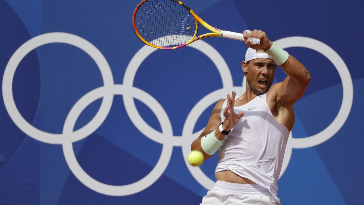 Rafa Nadal ha entrenado a un día del comienzo del torneo olímpico, junto a Carlos Alcaraz.