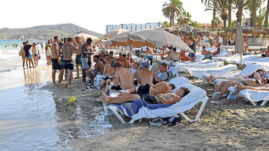 Filas de hamacas en Platja d´en Bossa prácticamente dentro del mar.