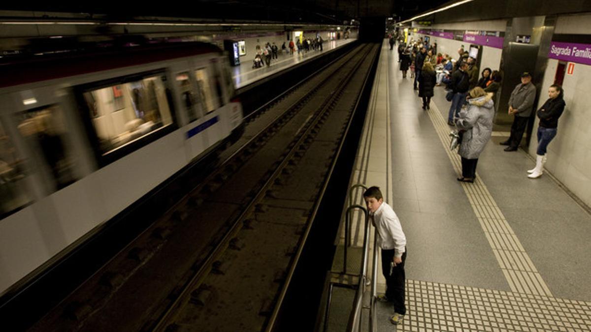 Estación de Sagrada Família de la L-2 del metro, el sábado, cuyas vías transmiten vibraciones a los edificios cercanos al pasar los trenes.