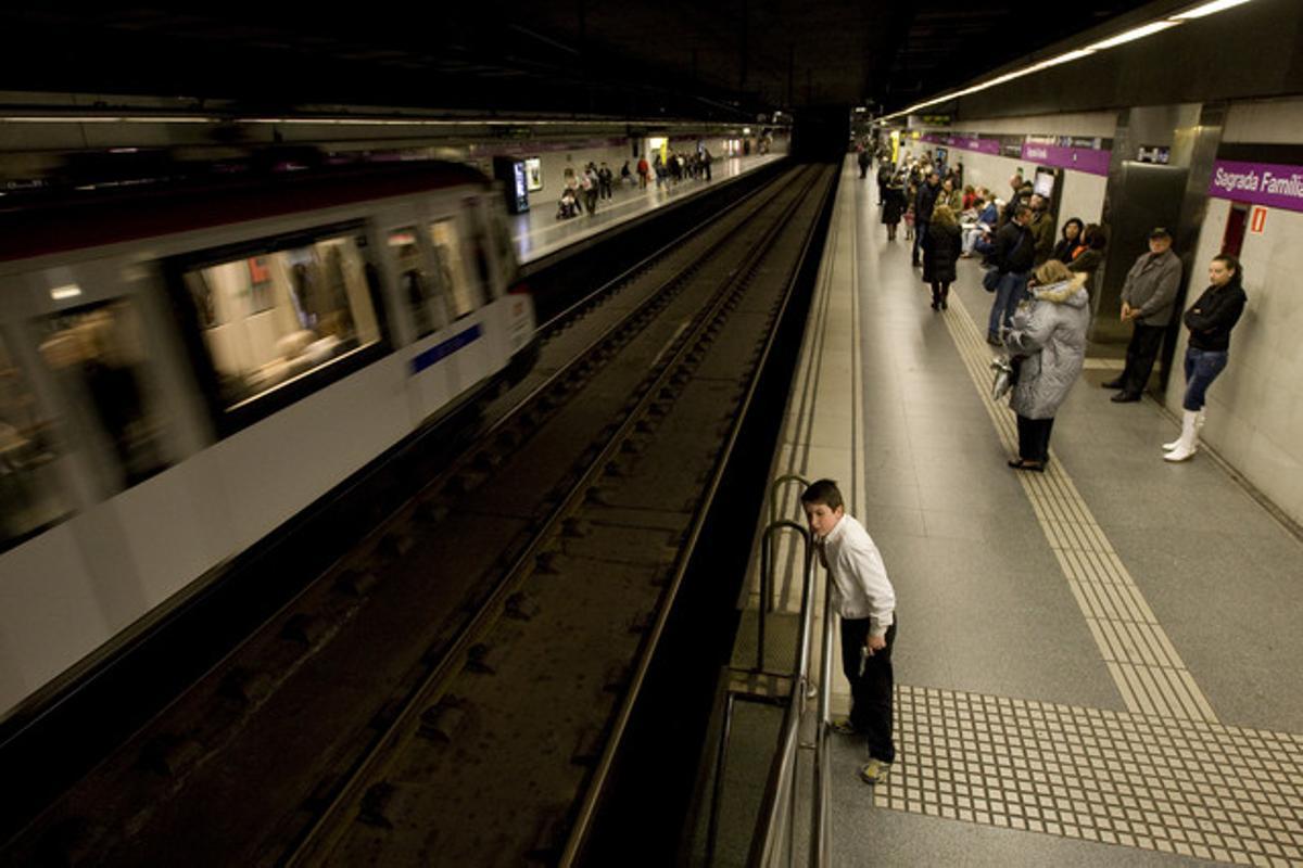 Estación de Sagrada Família de la L-2 del metro, el sábado, cuyas vías transmiten vibraciones a los edificios cercanos al pasar los trenes.
