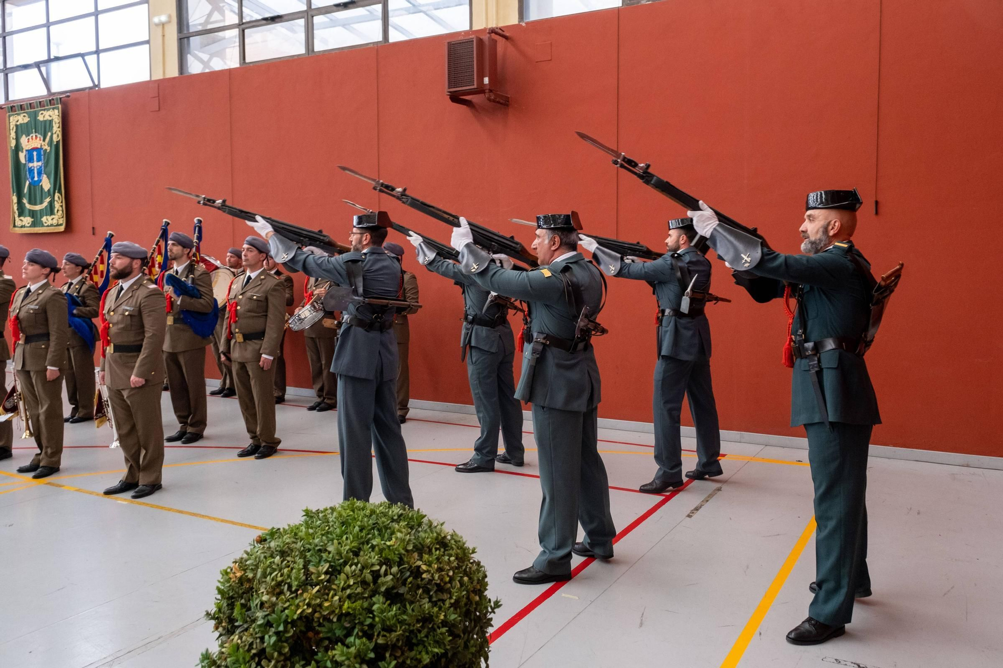EN IMÁGENES: Así fueron los actos en Oviedo del 179 aniversario de la Guardia Civil