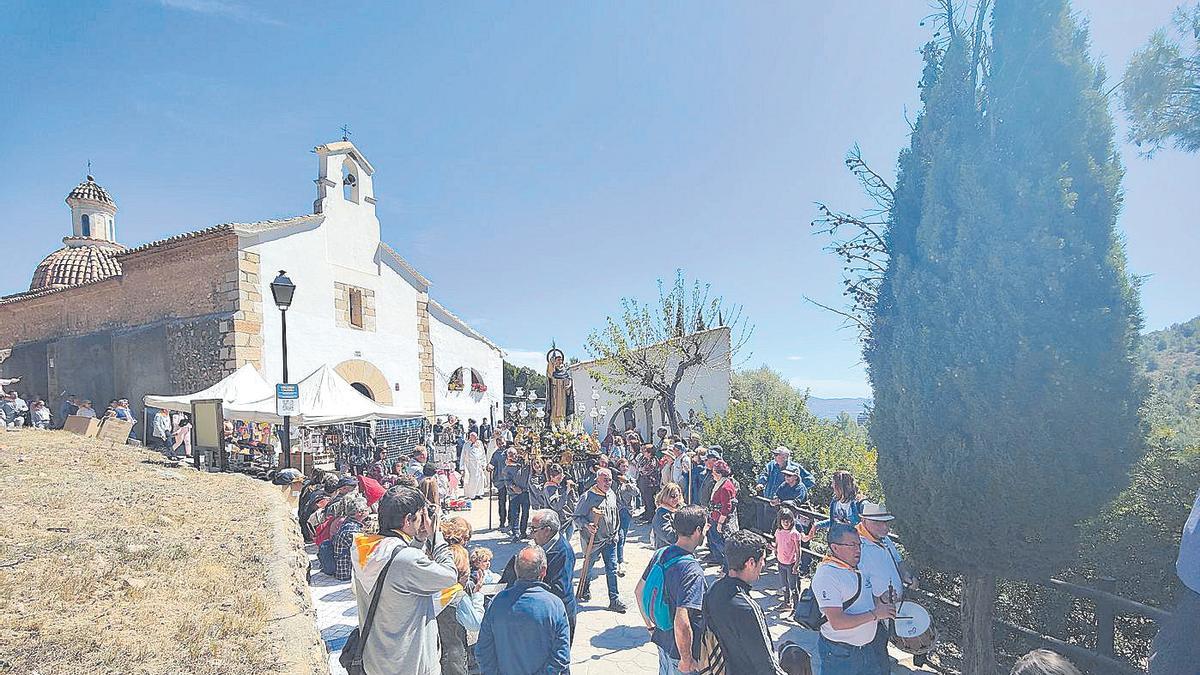 La concurrida romería de Sant Vicent de l’Alcora dará paso a la costumbre de la ‘mocadorà’, que impulsan el barrio de la Sangre y el Ayuntamiento de la capital de l’Alcalatén.
