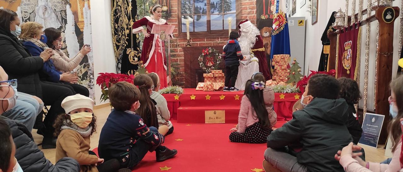 Un momento del encuentro de los niños con Papá Noel en la Casa Cofrade