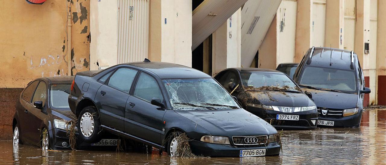 Varios coches arrastrados por las aguas en el polígono industrial Vereda Sud de Beniparrell. | M. A. MONTESINOS