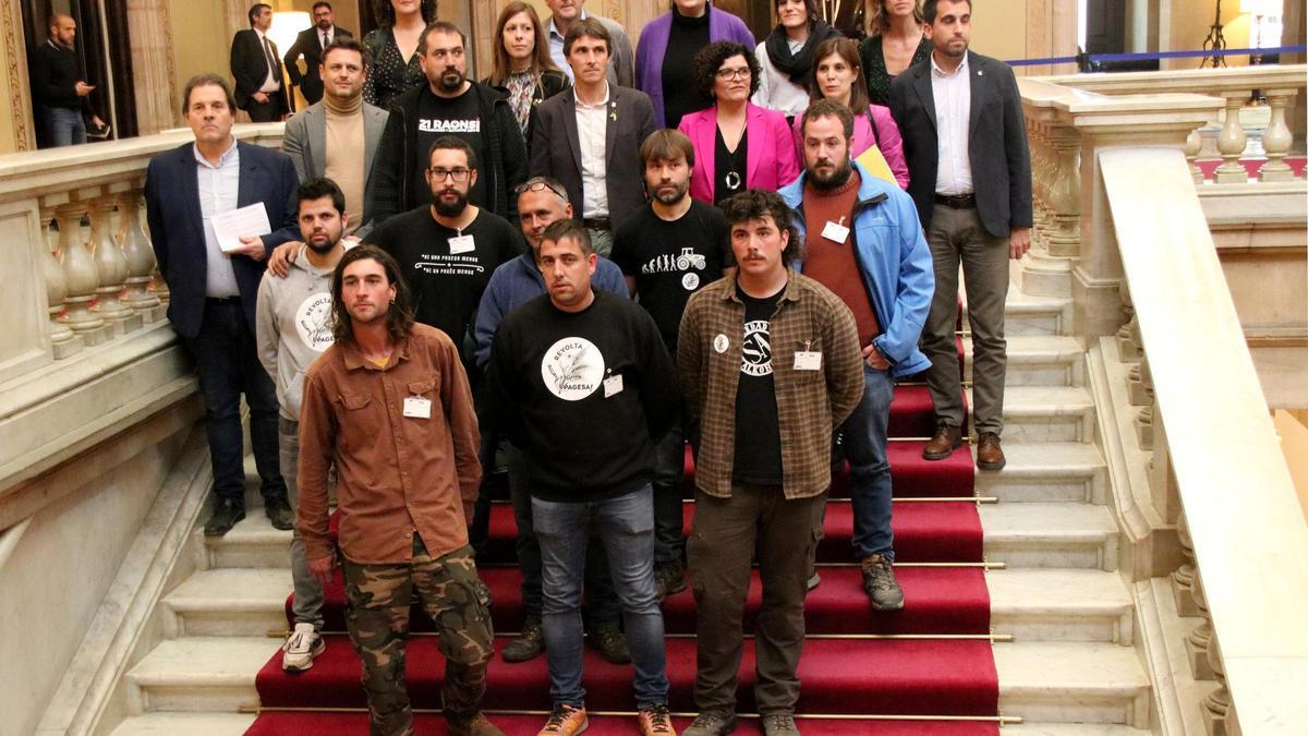 La foto de família a la sortida de la reunió amb els grups polítics amb alguns agricultors