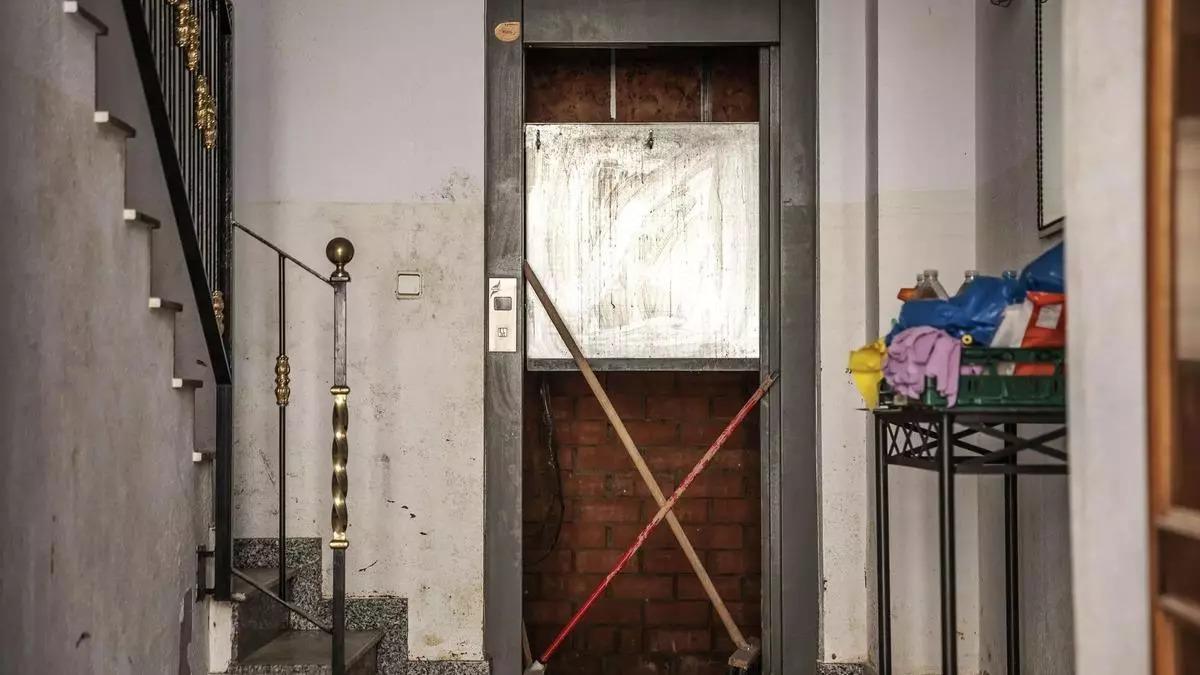 Un ascensor fuera de servicio por la dana.