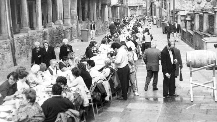 Comensales en Galiana en la primera edición de la comida en la calle, el 12 de abril de 1993.