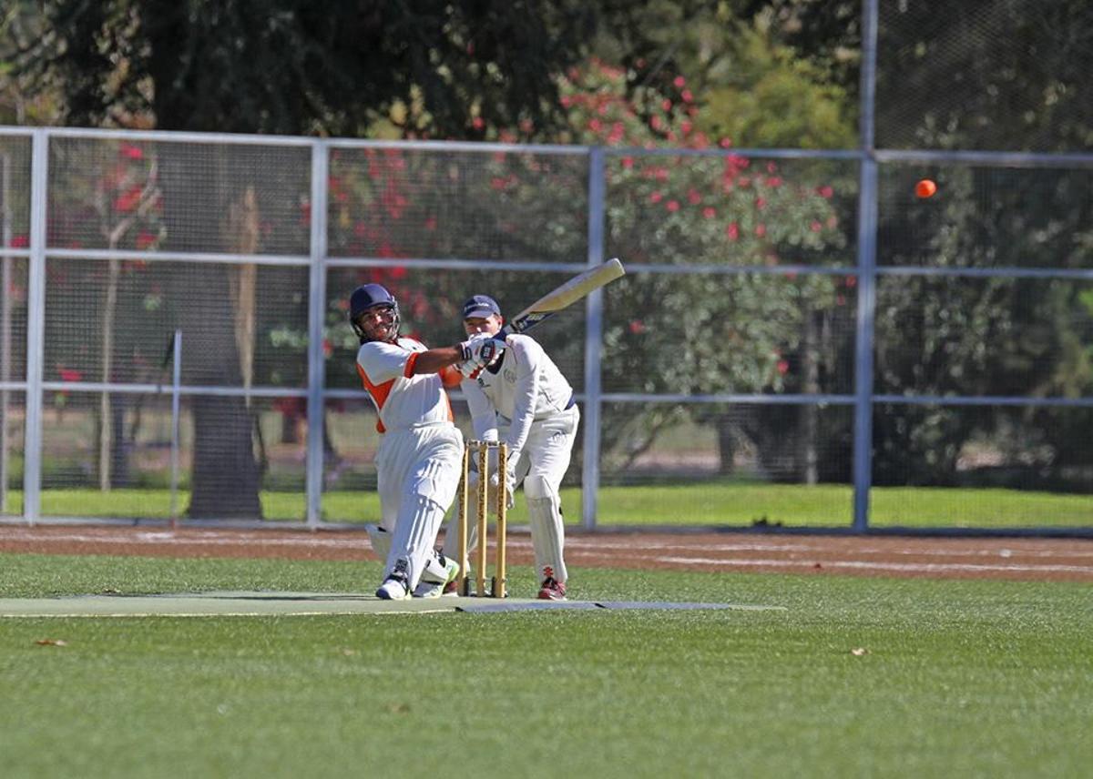 Golpeo del equipo del Levante Cricket Club.
