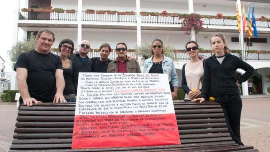 Trabajadores sociales concentrados frente al Ayuntamiento de Altea, ayer.