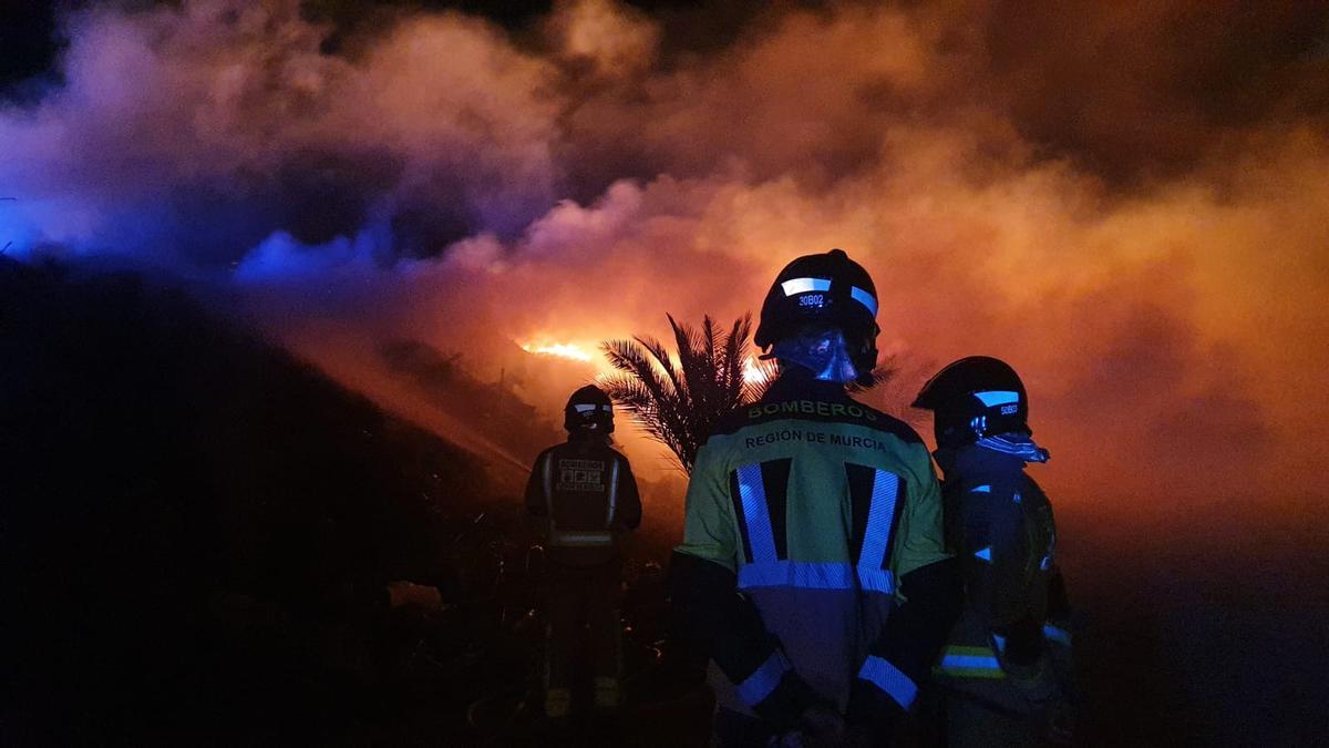 Bomberos en el lugar del fuego.