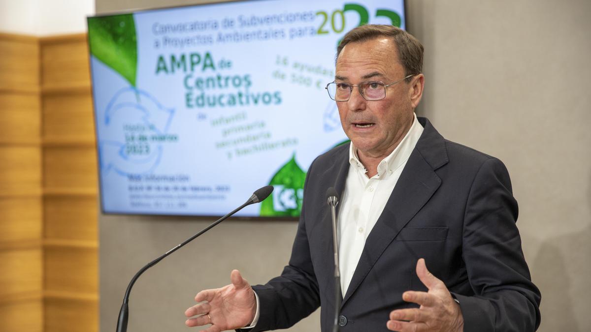 Francisco Palomares explica la convocatoria de ayudas medioambientales para Ampas.