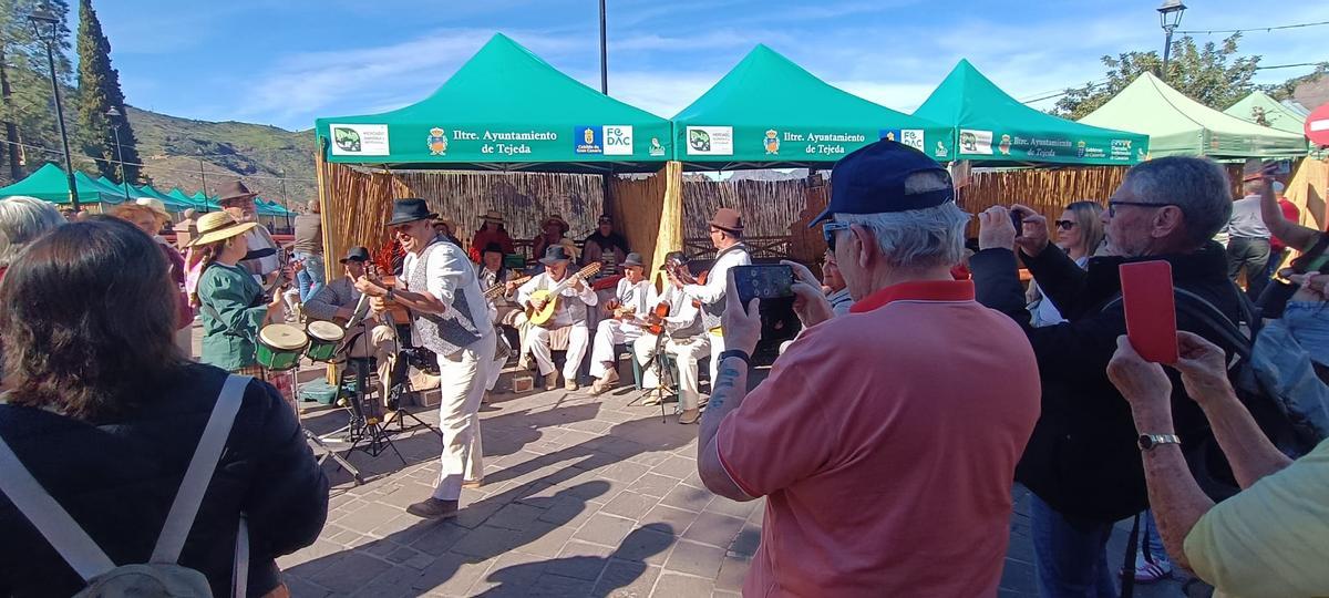 Una parranda anima a turistas y canarios.