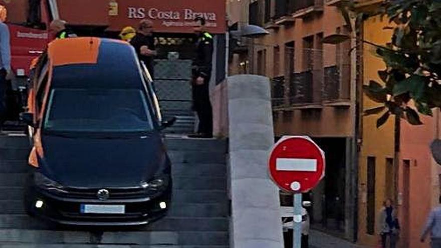 Un cotxe encallat en unes escales d&#039;un carrer de Palafrugell.