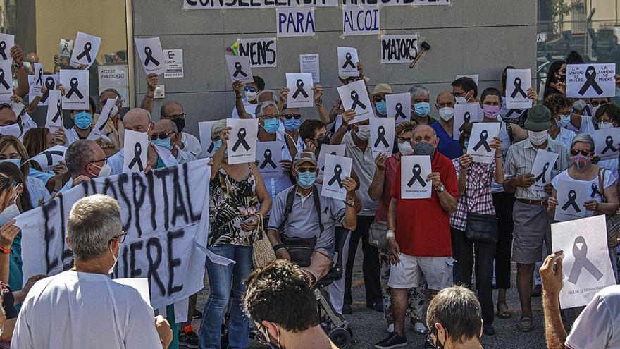 La ciudadanía se suma a la protesta por la falta de facultativos en el área de Salud de Alcoy