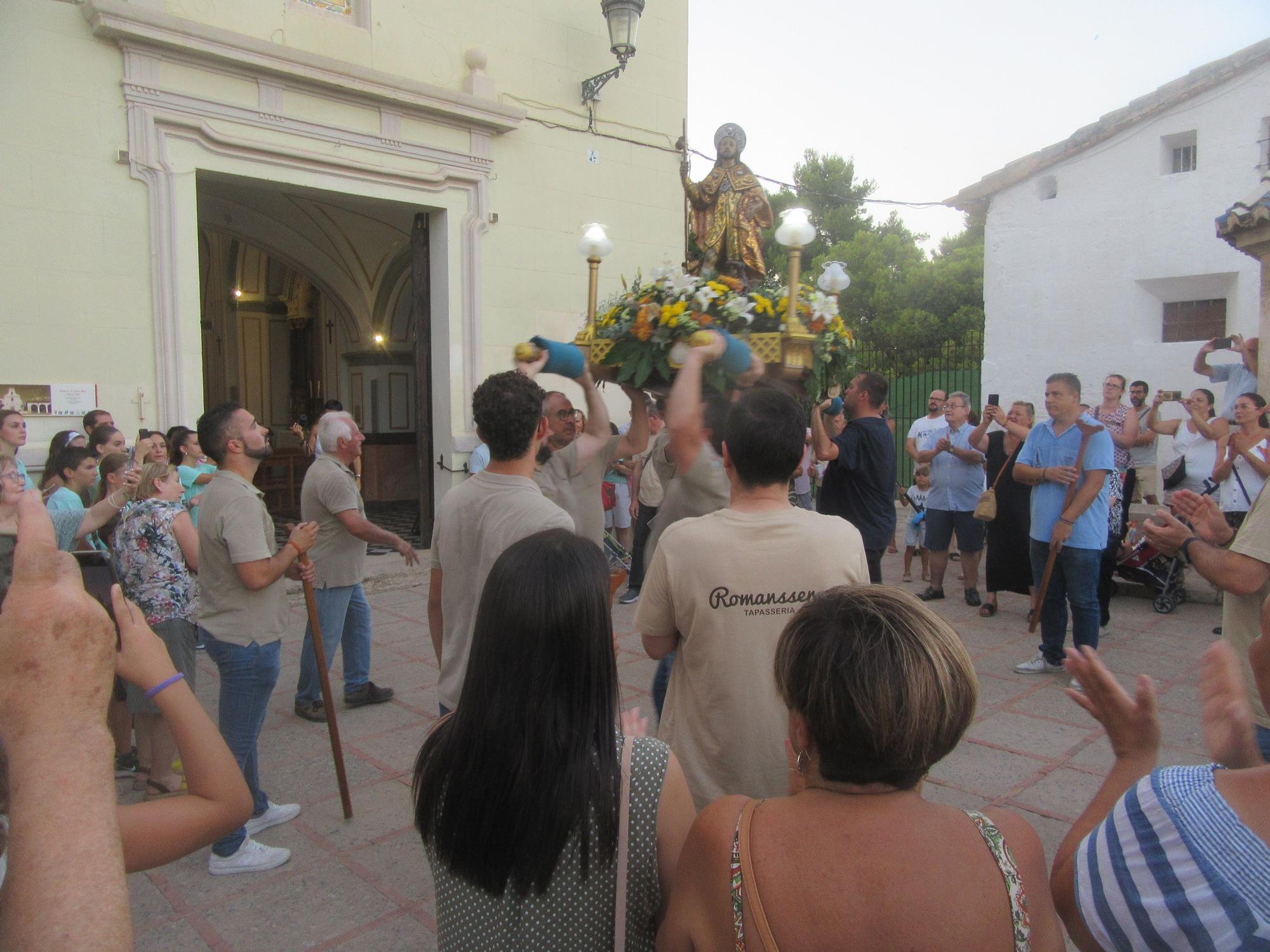 Sant Roc culmina los traslados de Burjassot con el regreso a la ermita