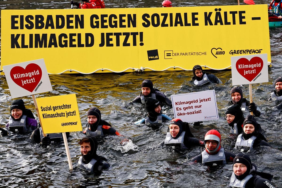 Protesta de Greenpeace en el río Spree de Berlín