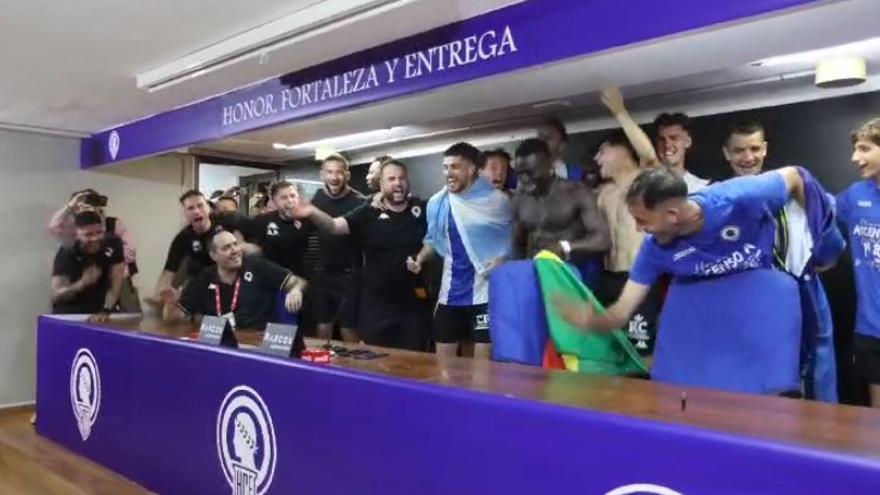 &quot;Baño&quot; al entrenador del Hércules, Rubén Torrecilla, en la rueda de prensa tras el ascenso