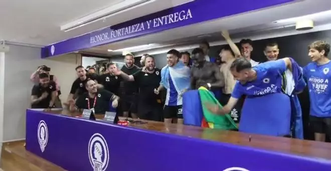 "Baño" al entrenador del Hércules, Rubén Torrecilla, en la rueda de prensa tras el ascenso