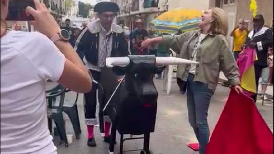 La graciosa 'alternativa' de la alcaldesa de Bétera con un carretón