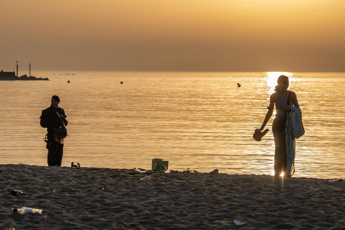 Limpieza de las playas de Barcelona tras la verbena de Sant Joan 2025