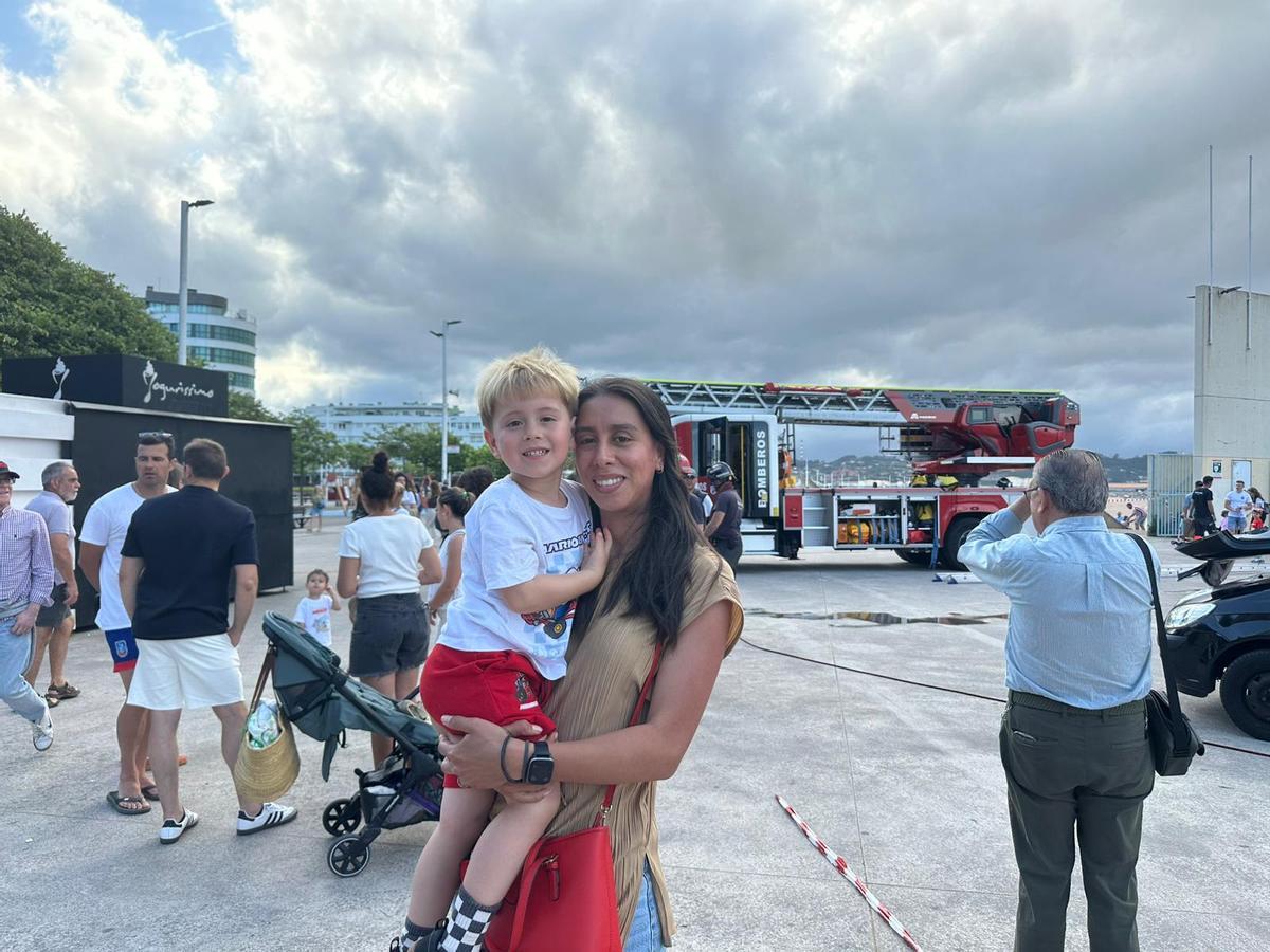 Los bomberos toman Poniente para mostrar su trabajo: “Es importante que la gente vea de primera mano lo que hacemos”