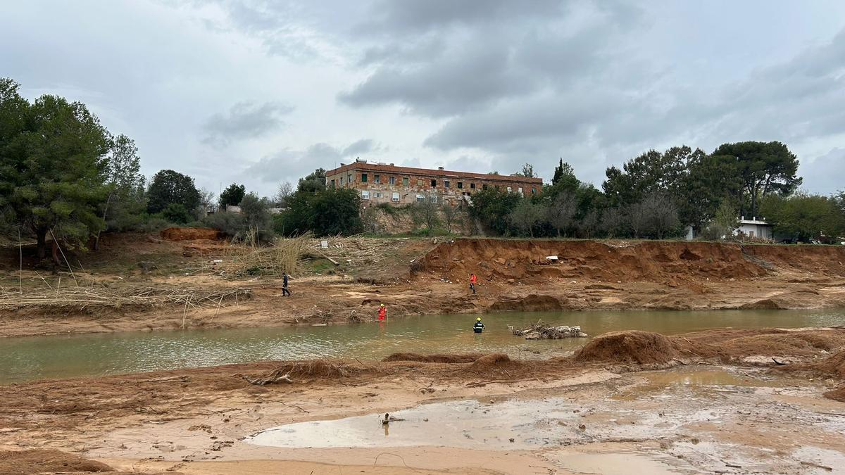 Los equipos en el interior del agua del barranco, a la altura de la urbanización El Pantano