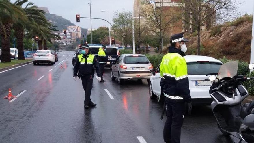 Uno de los controles realizados hoy por la Policía Local en Alicante.