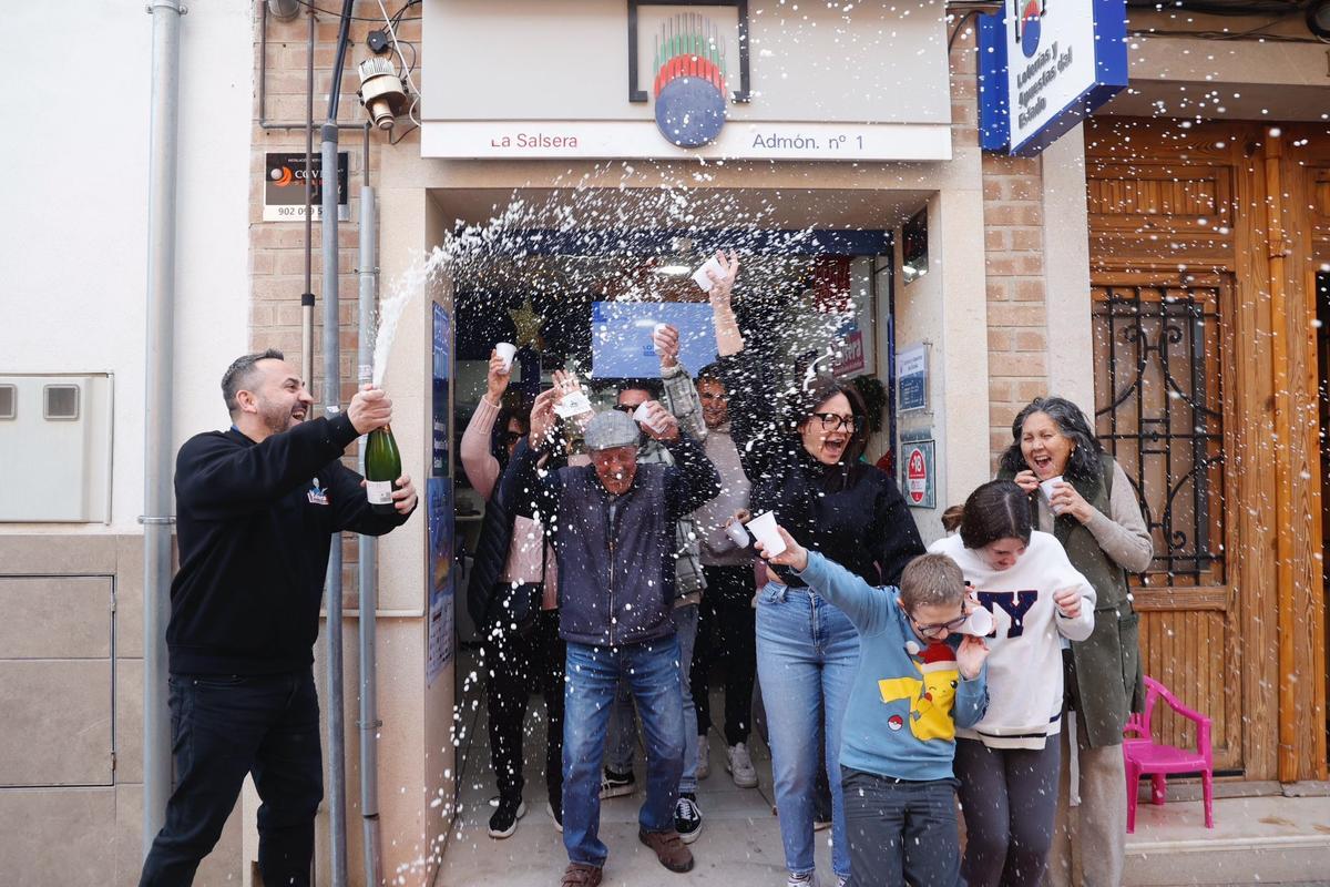 La alegría desborda la administración de Alfara del Patriarca que ha repartido el segundo premio en la Lotería de Navidad 2024.