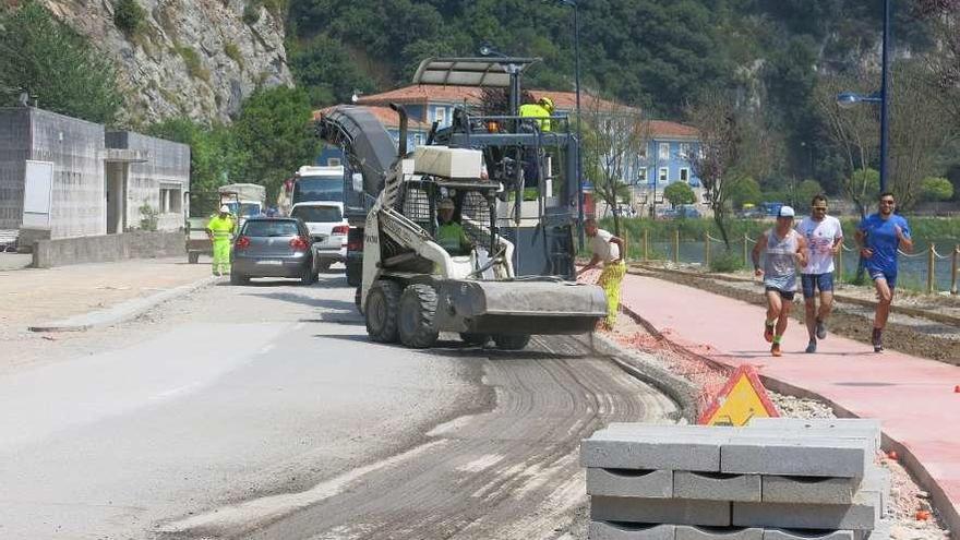 Los trabajos para asfaltar la avenida de Tito Bustillo, en Ribadesella, ayer.