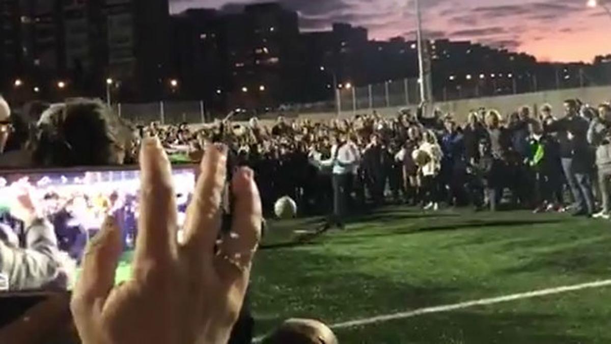 Almeida, alcalde de Madrid, se ofrece a fichar por algún equipo... tras lanzar un penalti a la cara de un niño