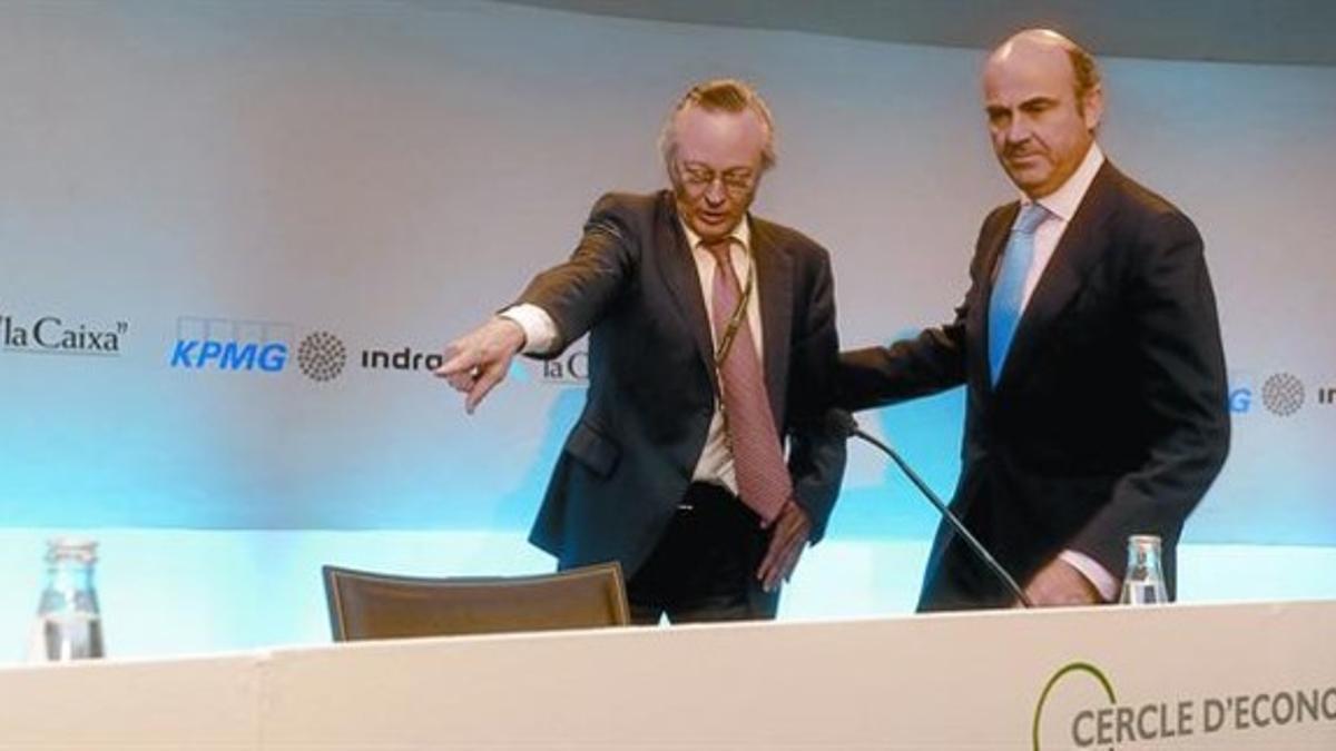 El presidente del Cercle d'Economia, Josep Piqué (izquierda), junto al ministro de Economía, Luis de Guindos, antes de intervenir en el encuentro de Sitges, ayer.