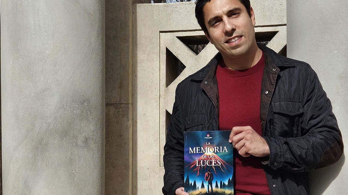 Manuel Roberto González, con un ejemplar de su libro.