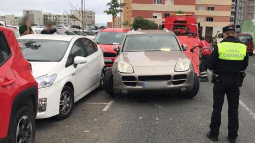 Colisiona con dos vehículos y abandona el suyo