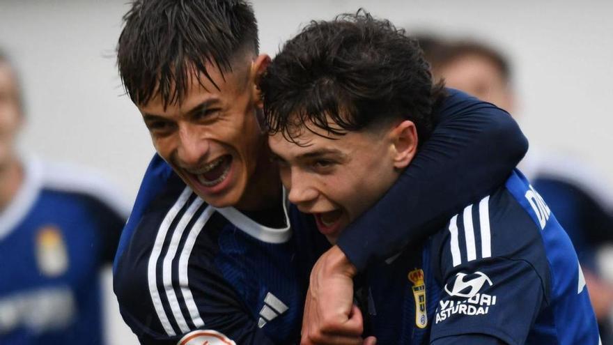 Sola y Diego Menéndez celebran el segundo gol del Vetusta. | Área 11