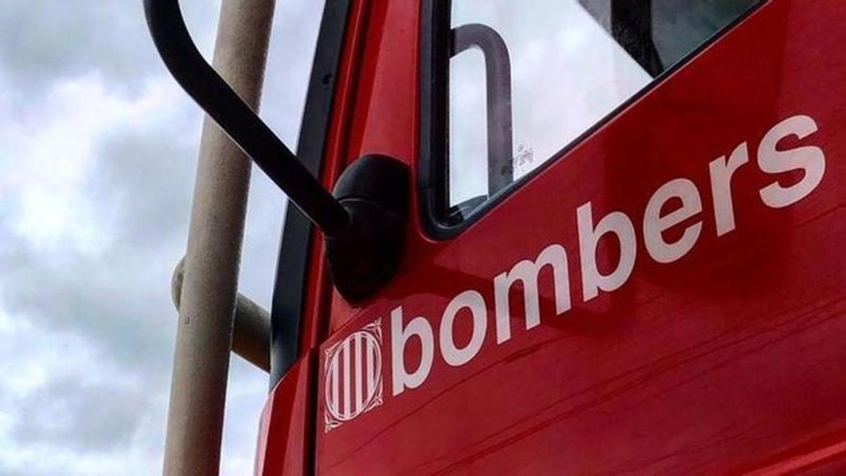 El lateral d'un camió dels Bombers en una imatge d'arxiu