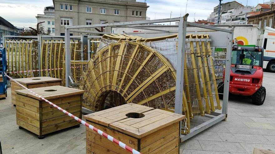 Comienza la instalación de la bola de Navidad de A Coruña en la Marina