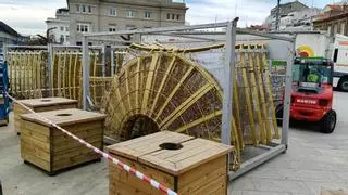 Comienza la instalación de la bola de Navidad de A Coruña en la Marina