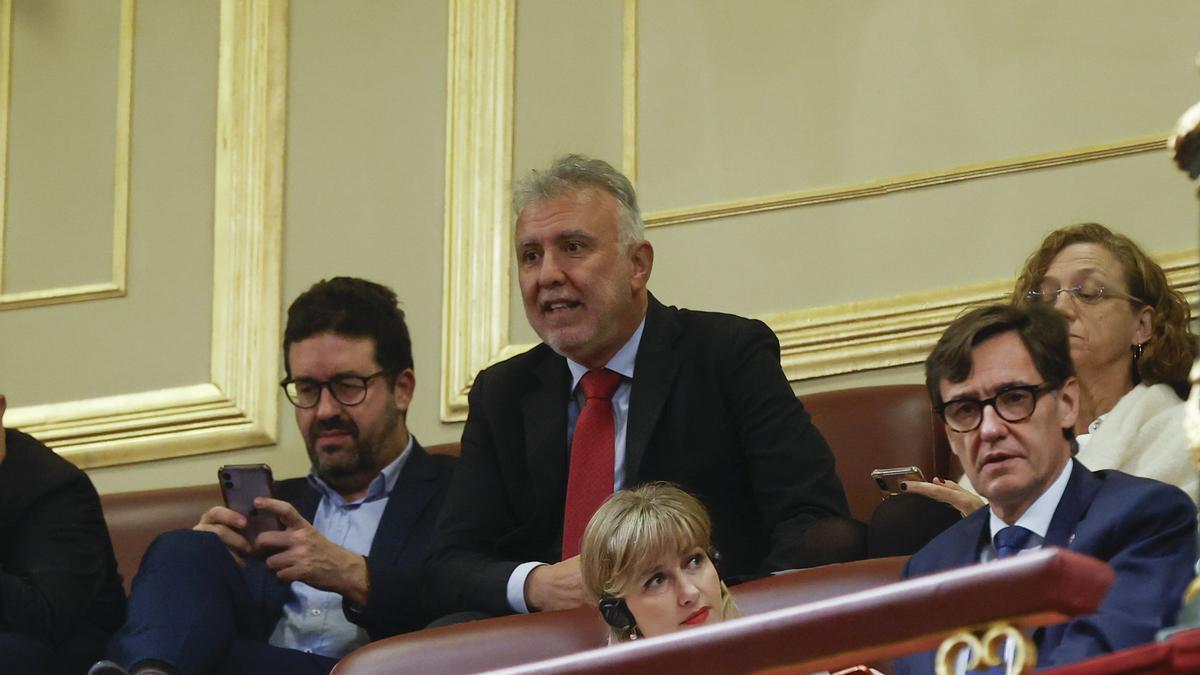 Ángel Víctor Torres en la tribuna de invitados del Congreso en el debate de investidura