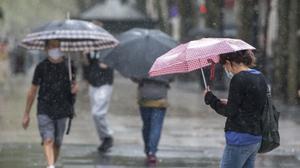 Barcelona. 21.09.2020. Barcelona. Paseantes por la Ramblas protegiéndose de la lluvia con sus paraguas. Fotografía de Jordi Cot