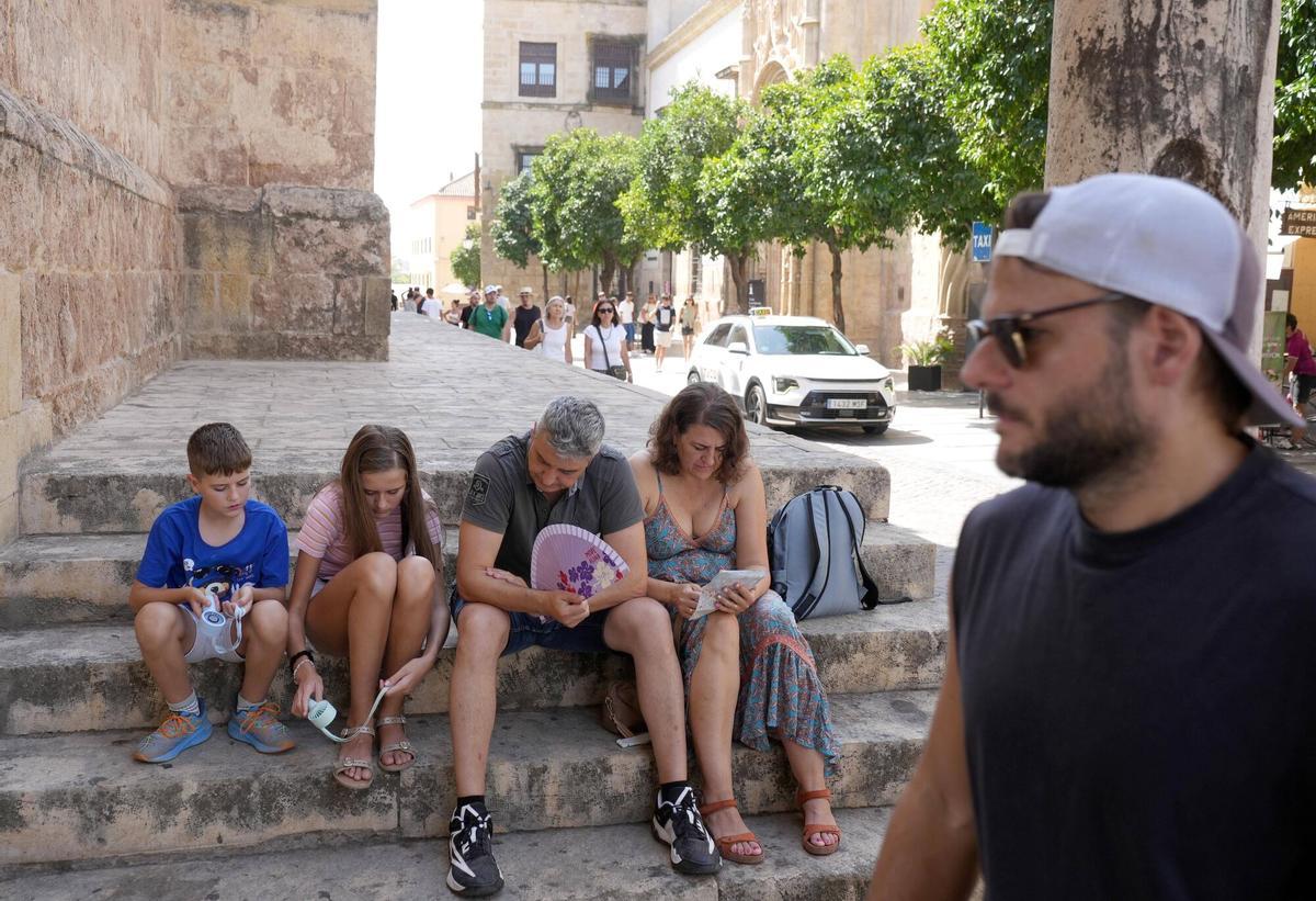 Así viven los turistas el calor de Córdoba en pleno agosto: abanicos, agua y visitas a primera hora Así viven los turistas el calor de Córdoba en pleno agosto: abanicos, agua y visitas a primera hora