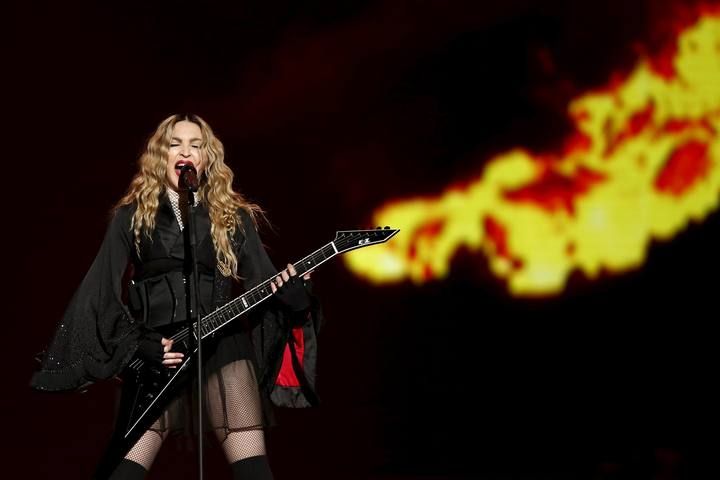 La cantante Madonna ofreció un concierto ayer en París donde se acordó de todas las víctimas