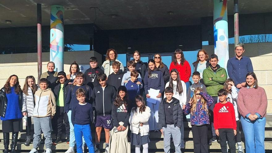 Alumnos participantes en el pleno infantil de Moaña, con la alcaldesa y otros ediles. |  Gonzalo Núñez