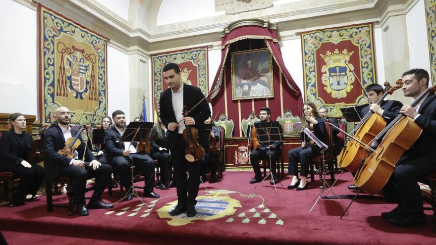 Jorge Diego Fernández Varela y el ensemble «Ars Mundi» saludan al público durante el concierto. | Miki López