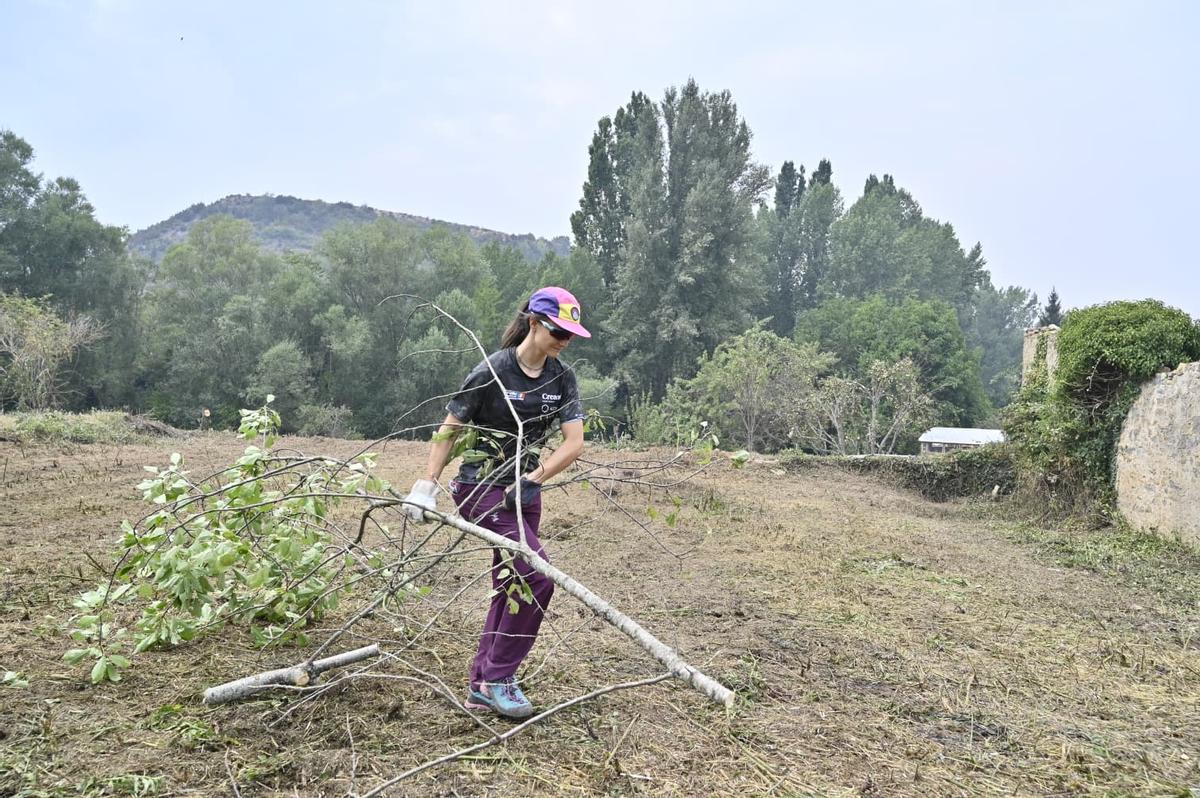 Voluntarios de Baros y Navasa haciendo labores de desbroce para defender sus pueblos