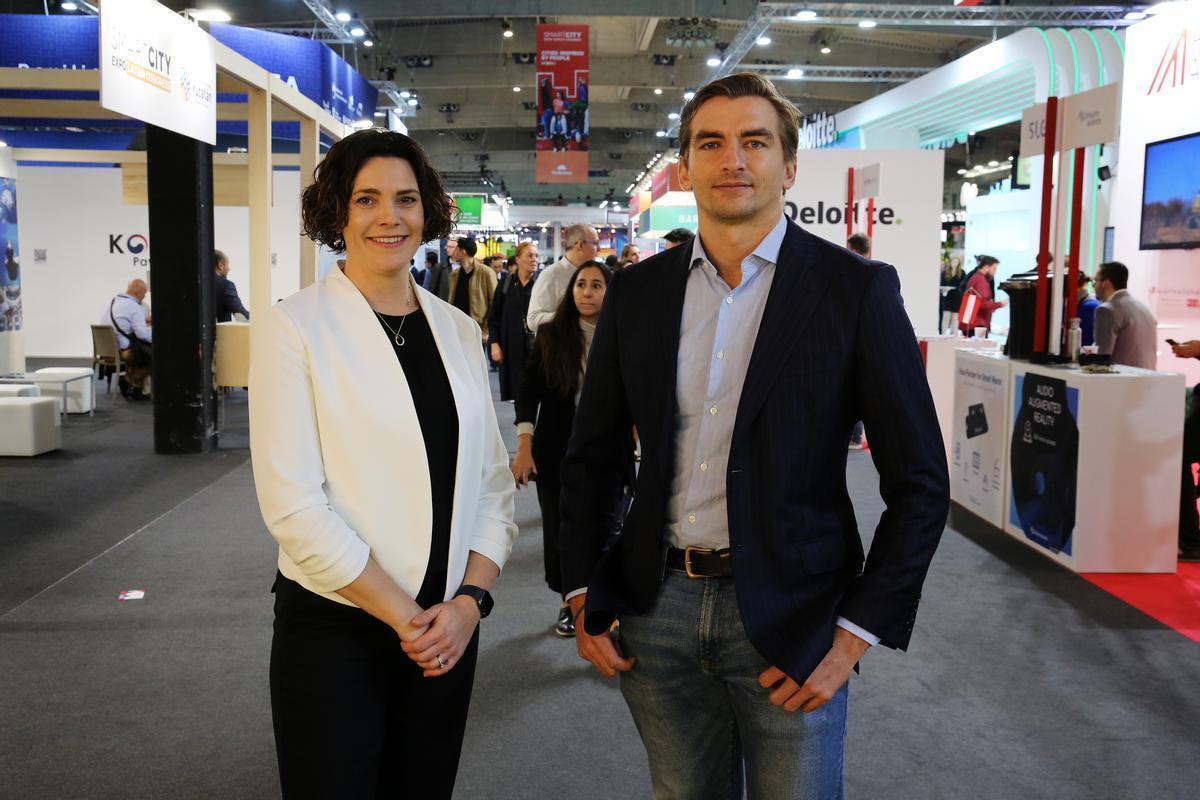 La directora de Patrizia Infrastructures, Phoebe Smith, y el director de inversiones de Patrizia Infrastructures, José Artiles, en el Smart City Expo World Congress de 2022.