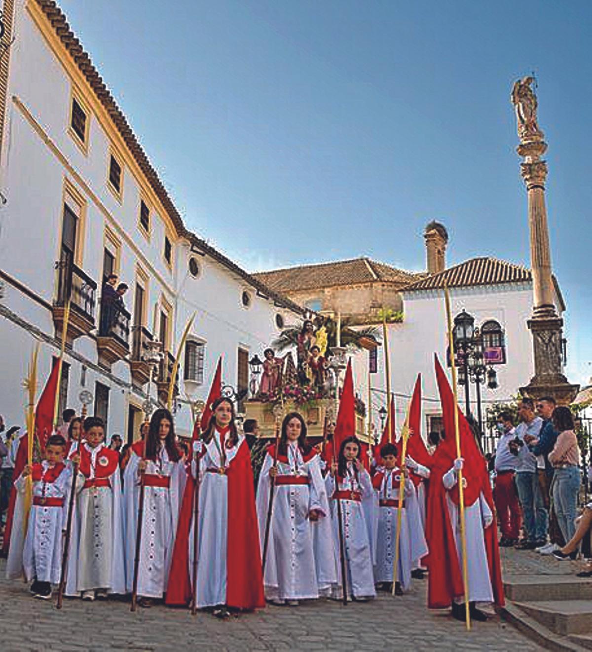 La Borriquita y niños con túnicas tradicionales.